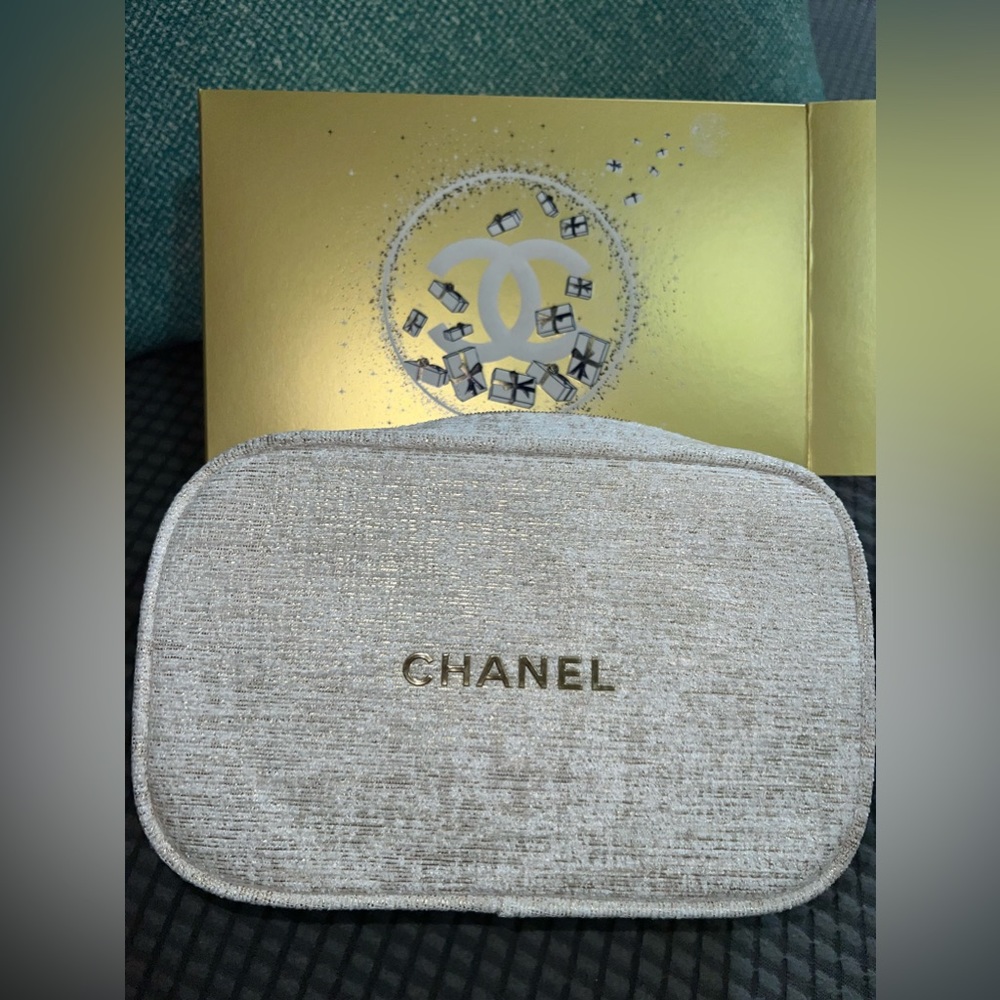 CHANEL  HOLIDAY MAKEUP POUCH - new